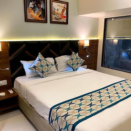 Hotel Unique By Apex Vadodara Buitenkant foto