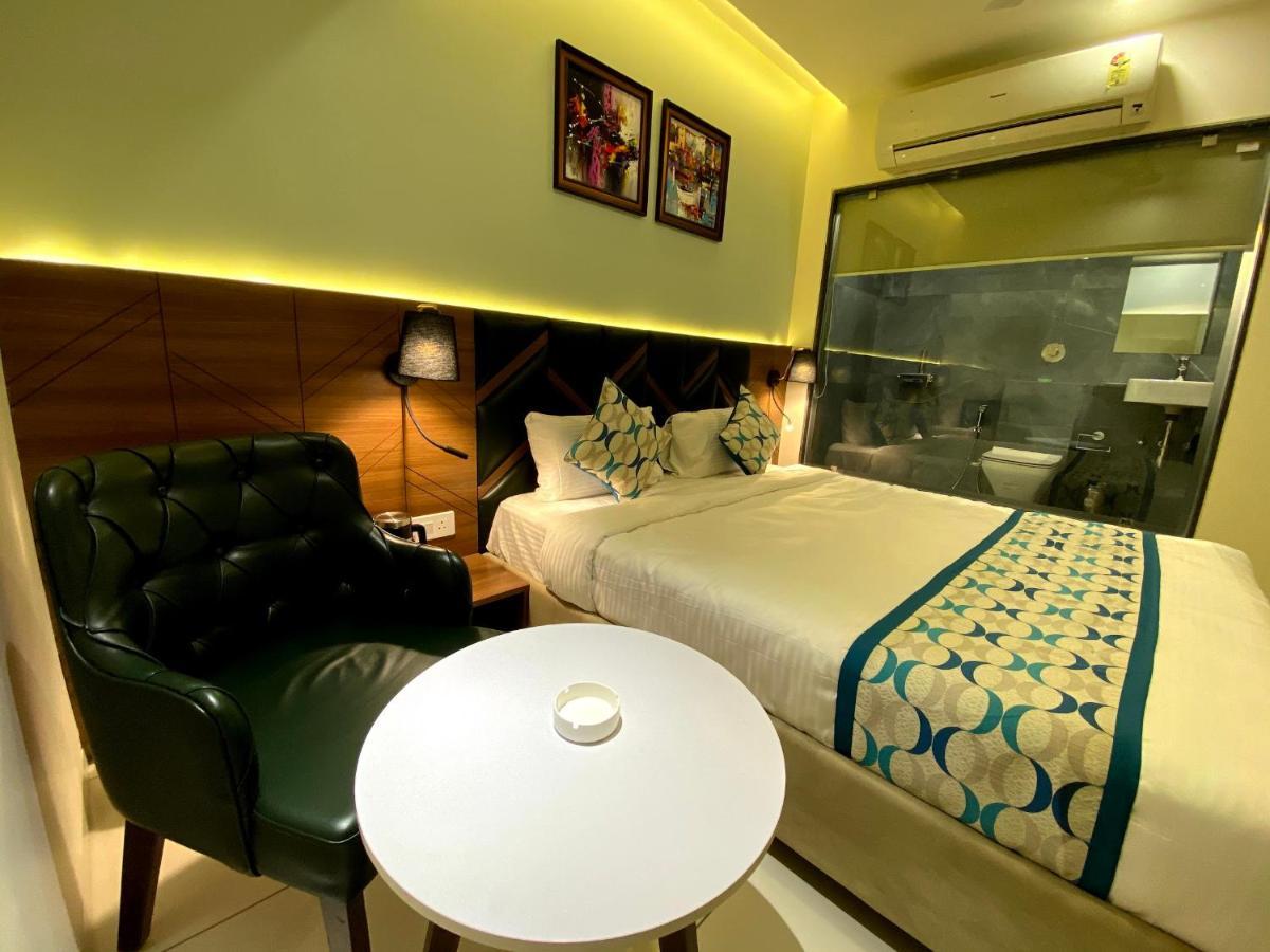 Hotel Unique By Apex Vadodara Buitenkant foto