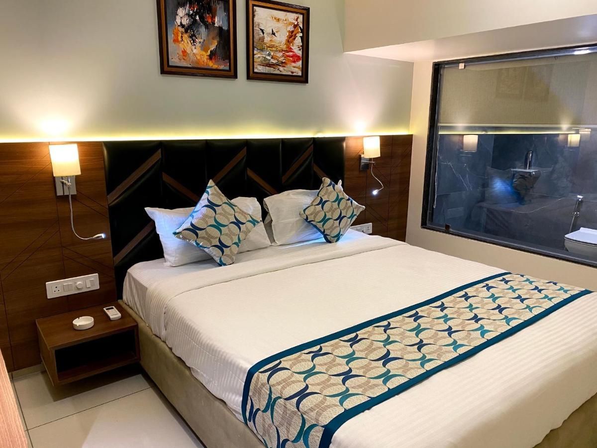 Hotel Unique By Apex Vadodara Buitenkant foto
