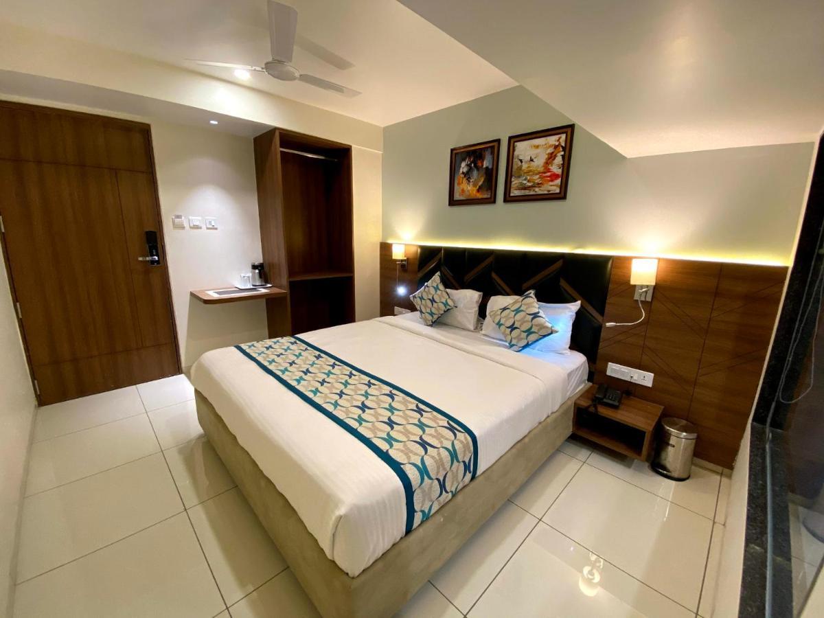 Hotel Unique By Apex Vadodara Buitenkant foto