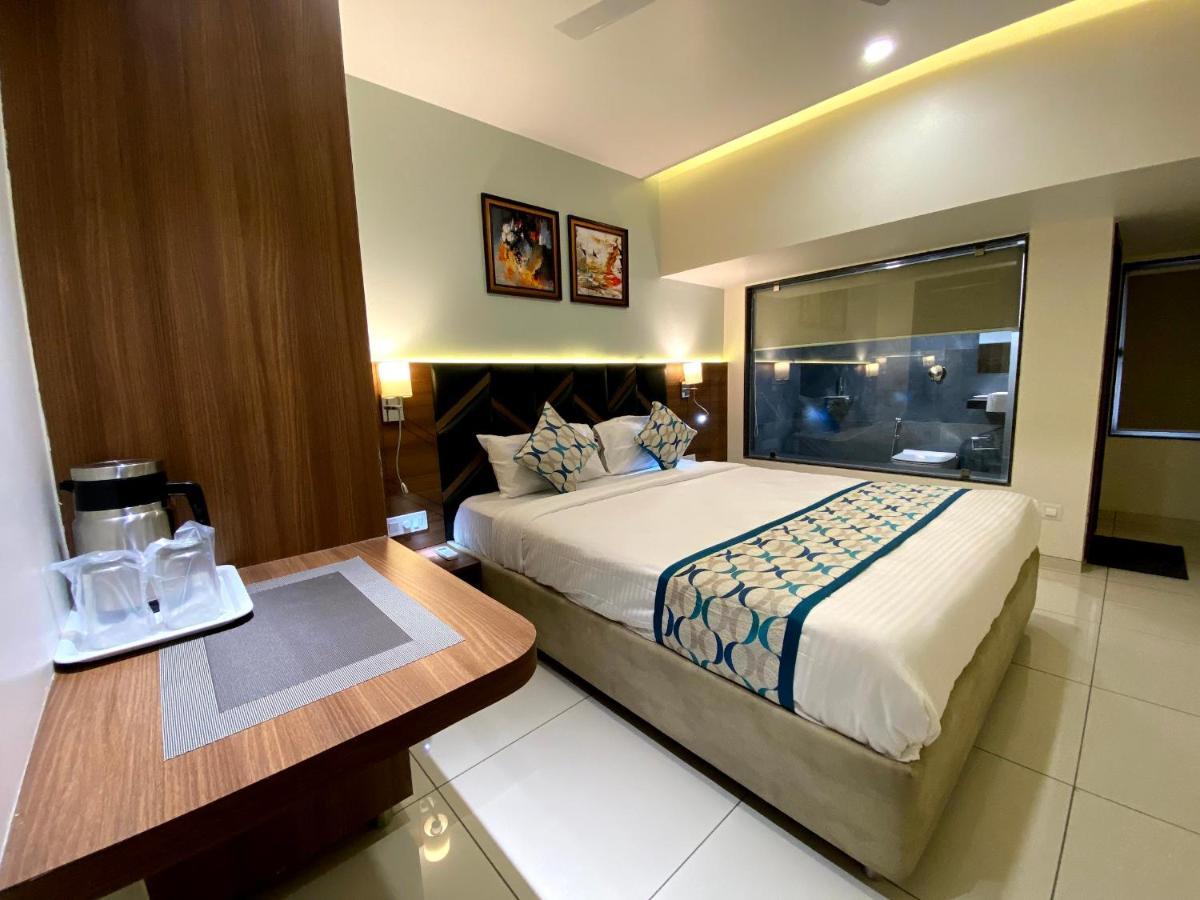 Hotel Unique By Apex Vadodara Buitenkant foto